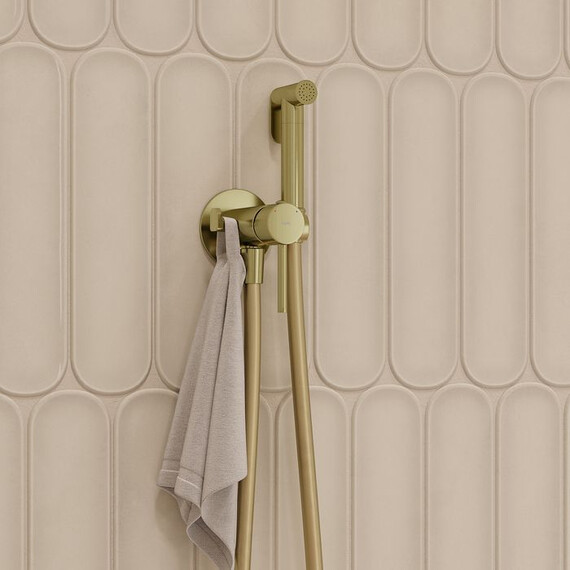 Набор для гигиенического душа Iddis Axes 005MGR0i08, золото матовое - фото 3